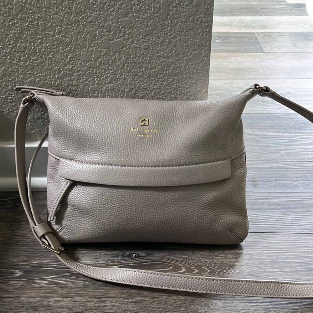 Crossbody Kate Spade. Grey lilac color. 12 in by 8 in.